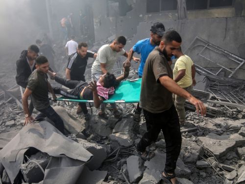 Criză umanitară în Fâșia Gaza. Palestinienii au spart depozitele ONU și au luat tot ce au găsit