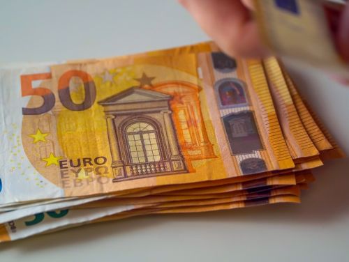 Cresc ratele și pentru românii cu credite în euro, după decizia BCE. Cu cât se vor majora