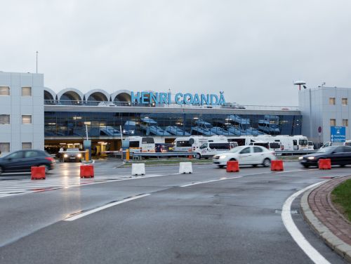 Tentativă de suicid pe Aeroportul Otopeni. Un pasager român și-a tăiat venele