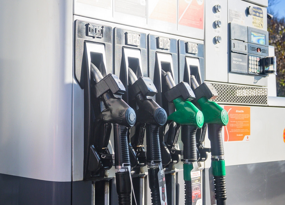 Prețul benzinei înregistrează o ușoară scădere. Care este prețul carburanților din România