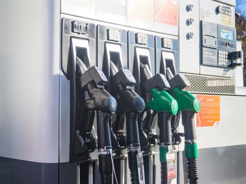 Prețul benzinei înregistrează o ușoară scădere. Care este prețul carburanților din România