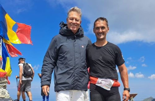 Președintele Iohannis surprins jucând golf la Pianu de Jos