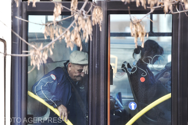 Metoda „împrietenirii”, cea mai nouă tehnică de escrocherie. Un bătrân de 78 de ani le-a dat 8.000 de lei unor tineri de 19 și 20 de ani