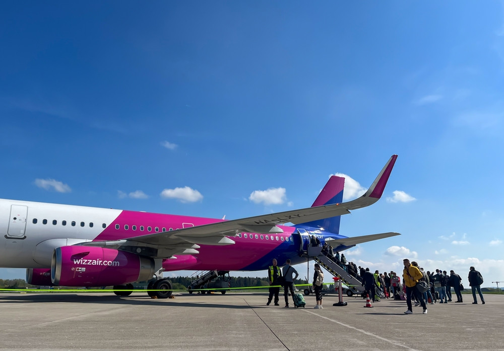 Călătorie de coșmar pentru românii care voiau să se întoarcă în țară de la Londra, cu WizzAir. Au stat 4 ore în avion, apoi zborul a fost anulat și au decolat abia după 20 de ore