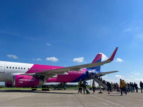 Călătorie de coșmar pentru românii care voiau să se întoarcă în țară de la Londra, cu WizzAir. Au stat 4 ore în avion, apoi zborul a fost anulat și au decolat abia după 20 de ore