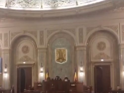 Incendiu în Parlamentul României. Senatorii au fost evacuați din sala de Plen