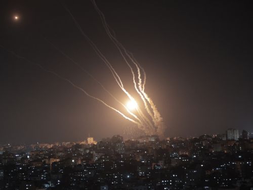 Un șir de rachete au fost lansate spre oraşele din centrul Israelului