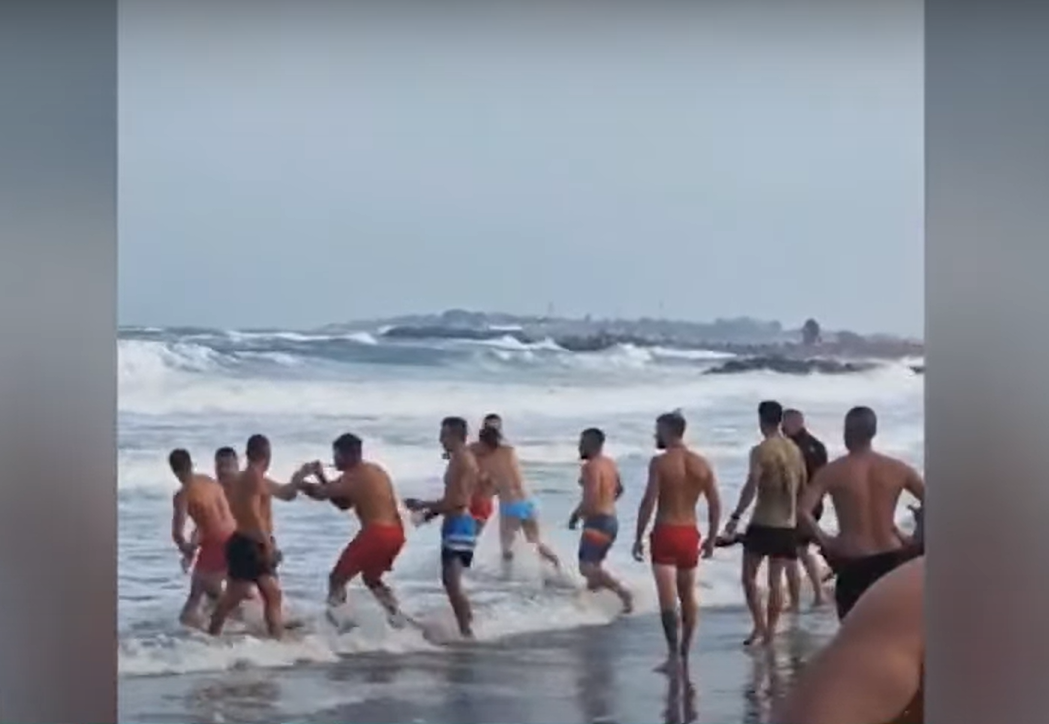 Bătaie între salvamari și turiști pe plaja din Eforie Nord. Oamenii au sărit la bătaie pentru că nu au fost lăsaţi să intre în mare