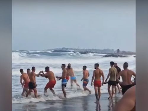 Bătaie între salvamari și turiști pe plaja din Eforie Nord. Oamenii au sărit la bătaie pentru că nu au fost lăsaţi să intre în mare