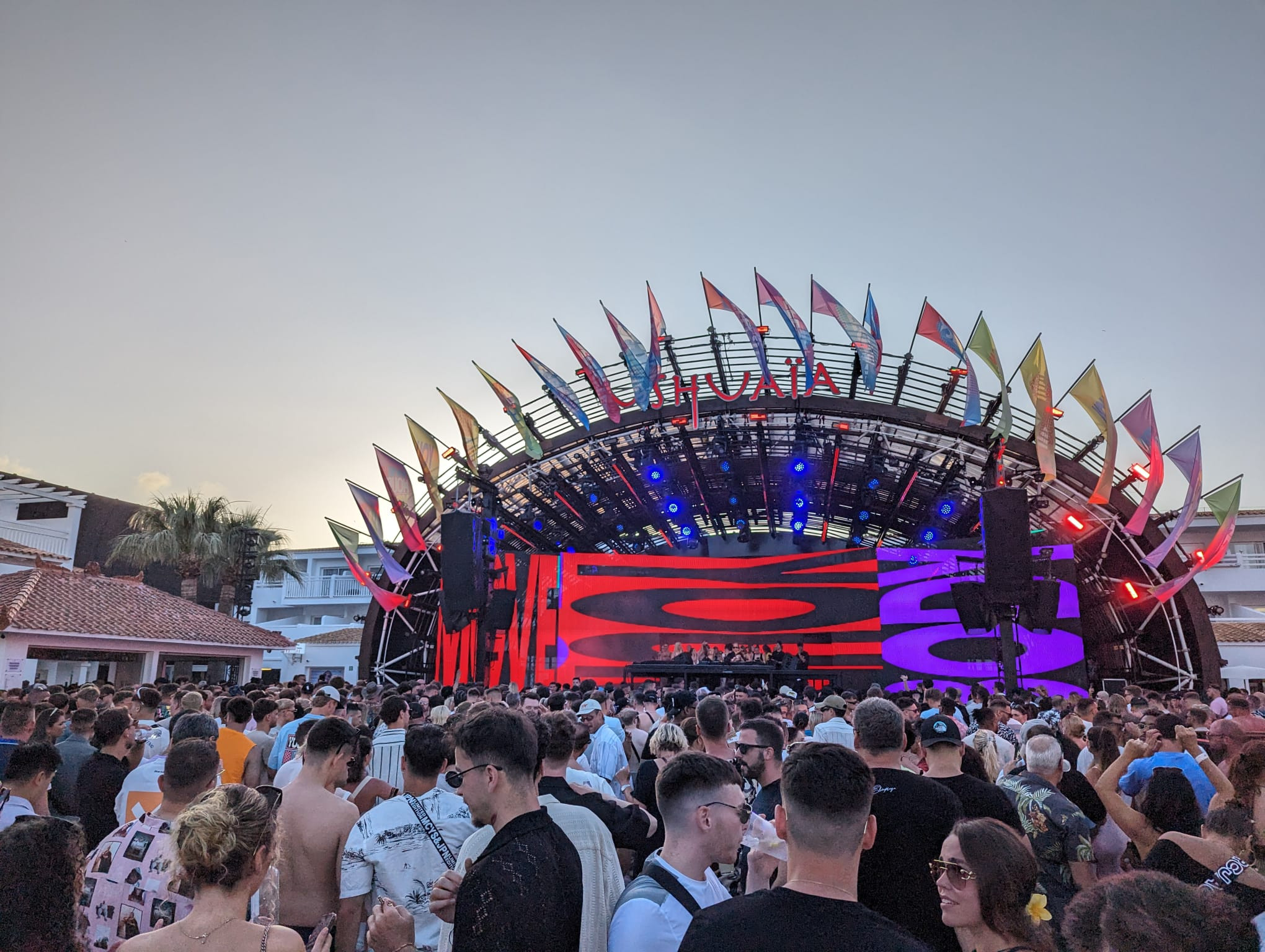 Descoperă Ibiza: Cât costă și ce ascunde insula cu cele mai faimoase cluburi