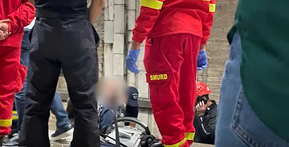 Un bărbat s-a legat cu cătușele de șina metroului în stația Piața Unirii. De ce a recurs la un asemenea gest