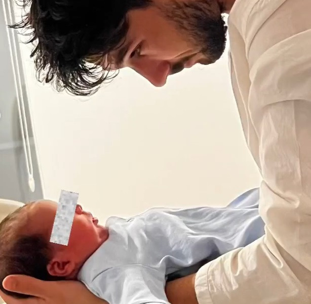 Theo Rose, prima imagine cu bebelușul: „Am fost mai îngrozită de operație decât de nașterea naturală”