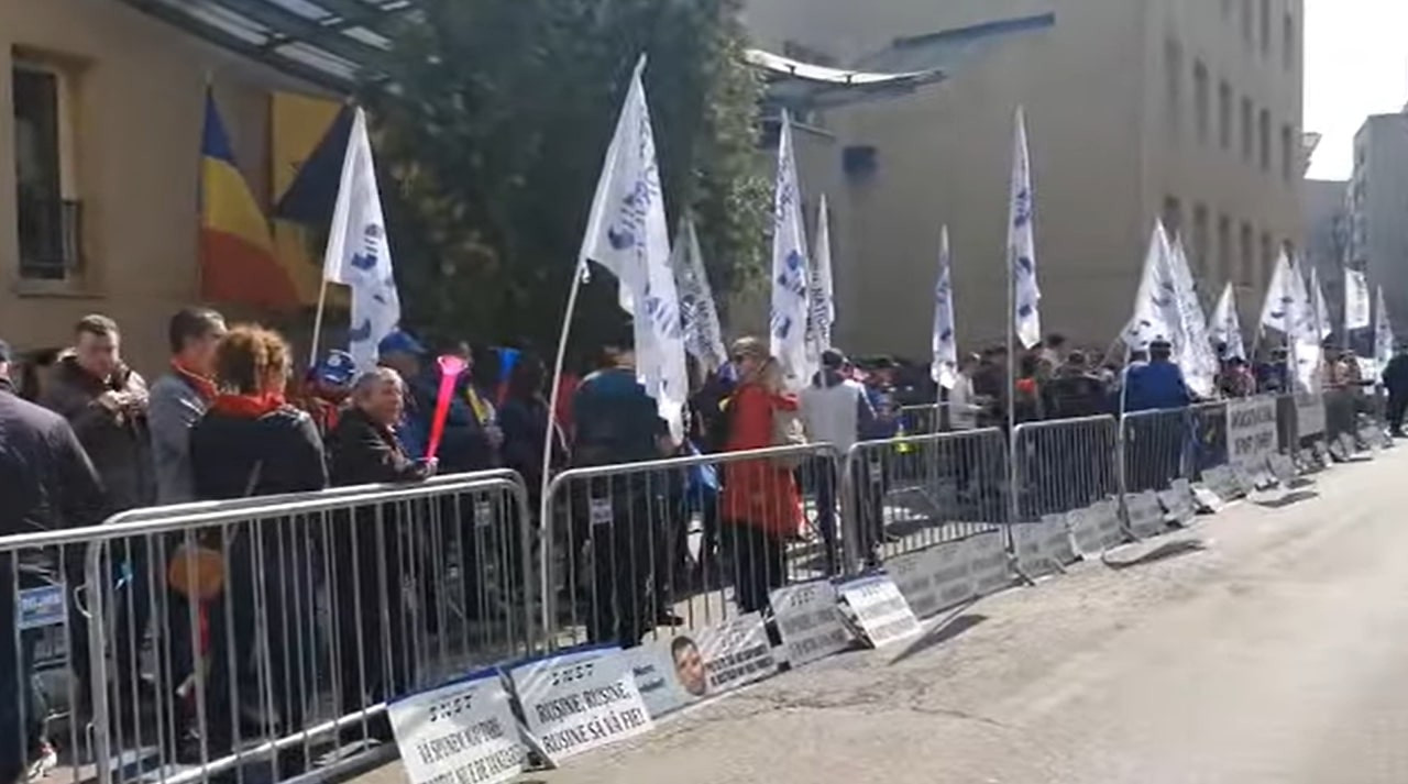 VIDEO Protest la Ministerul Sportului. Manifestanții îl acuză pe ministrul Novak de furturi din bugetul Sportului și inechități