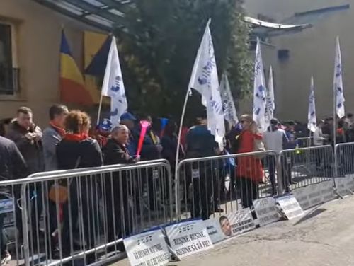 VIDEO Protest la Ministerul Sportului. Manifestanții îl acuză pe ministrul Novak de furturi din bugetul Sportului și inechități