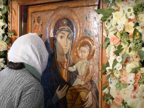 Mii de creștini vin la Mănăstirea Nicula, la icoana făcătoare de minuni a Maicii Domnului
