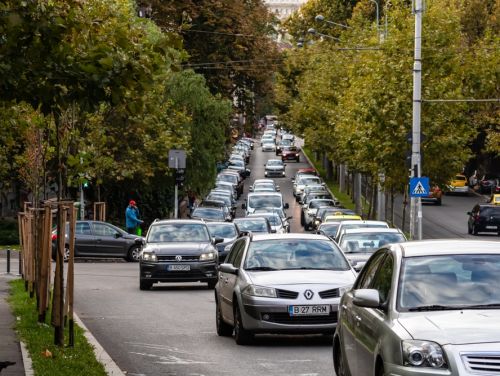 Conducătorii auto vor fi obligaţi să folosească luminile de întâlnire în timpul zilei. Regula se aplică pe toate drumurile publice