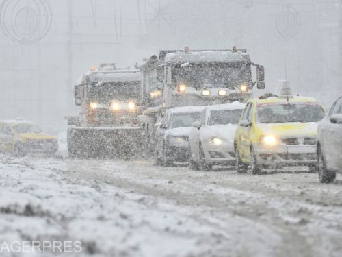 Prăpăd în estul țării, după furtuna de zăpadă. 70.000 de oameni au rămas fără curent; școlile din 5 județe sunt închise