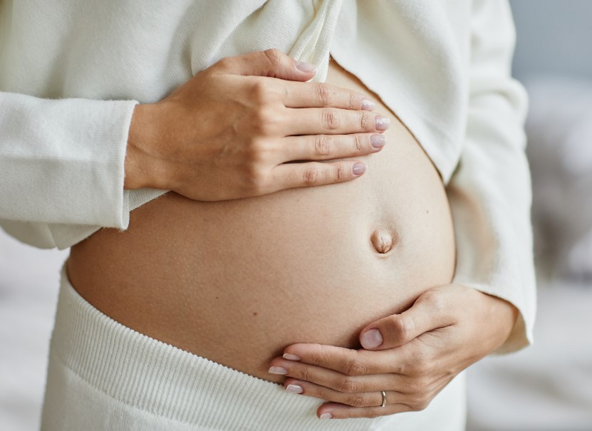 O prezentatoare TV este însărcinată din nou la 46 de ani. A divorțat discret, la fel s-a recăsătorit, a născut, iar acum e gravidă