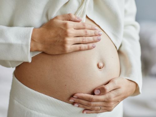 O prezentatoare TV este însărcinată din nou la 46 de ani. A divorțat discret, la fel s-a recăsătorit, a născut, iar acum e gravidă