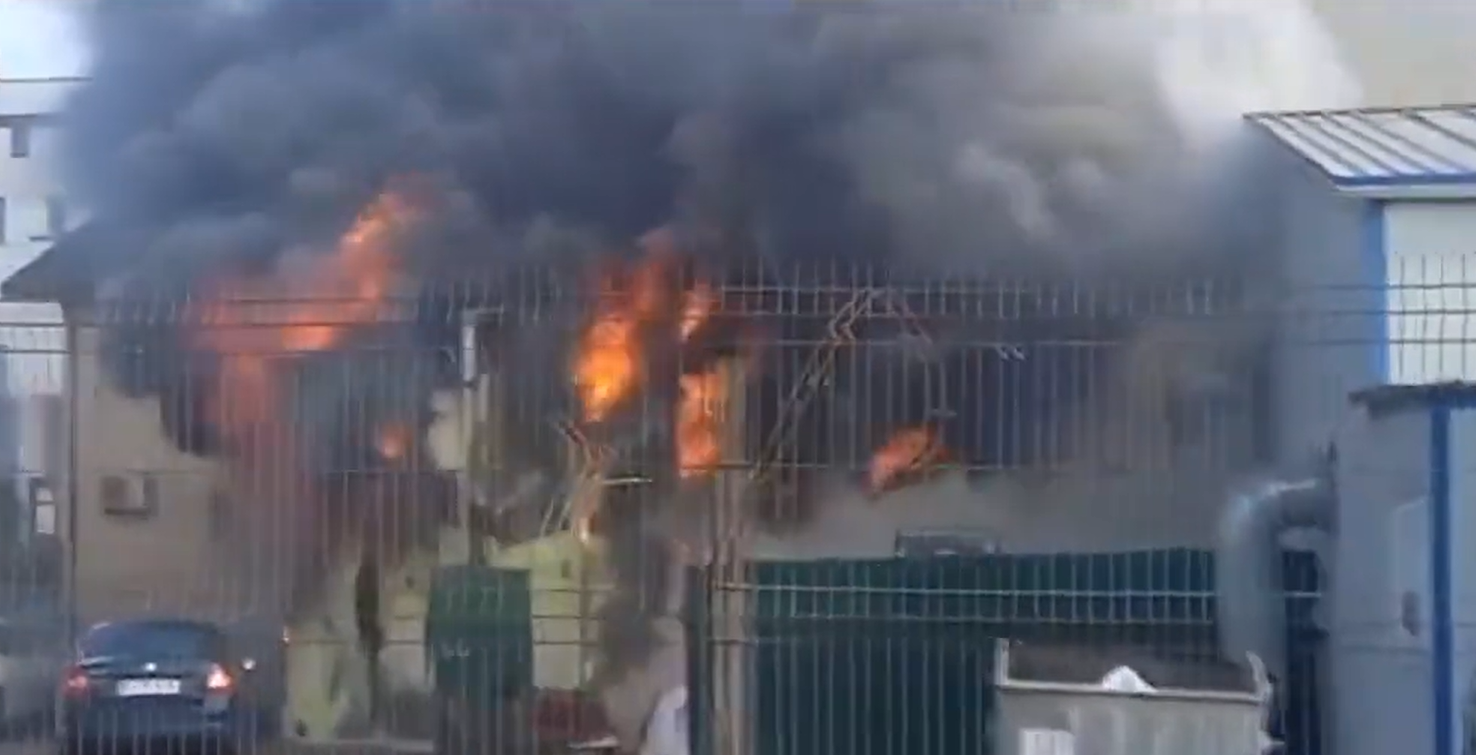 Incendiu de proporții în Bragadiru. Un service auto a luat foc. Există pericol de explozie
