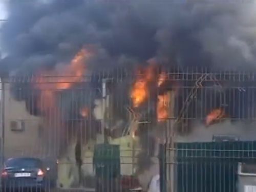 Incendiu de proporții în Bragadiru. Un service auto a luat foc. Există pericol de explozie