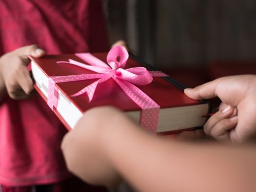 A început cursa cadourilor de Crăciun pentru profesori: cum negociază părinții pe WhatsApp. Cine nu dă bani e pârât la doamna