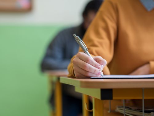 Părinții elevilor din clasele a VIII-a și a XII-a au semnat o petiție pentru susținerea examenelor de Evaluare Națională și BAC 2023