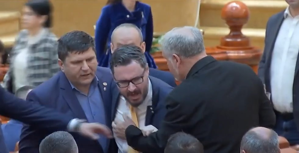 S-au încins spiritele în Parlament! Doi deputați s-au luat la harță. ”Nu am putut tolera o asemenea mojicie!”