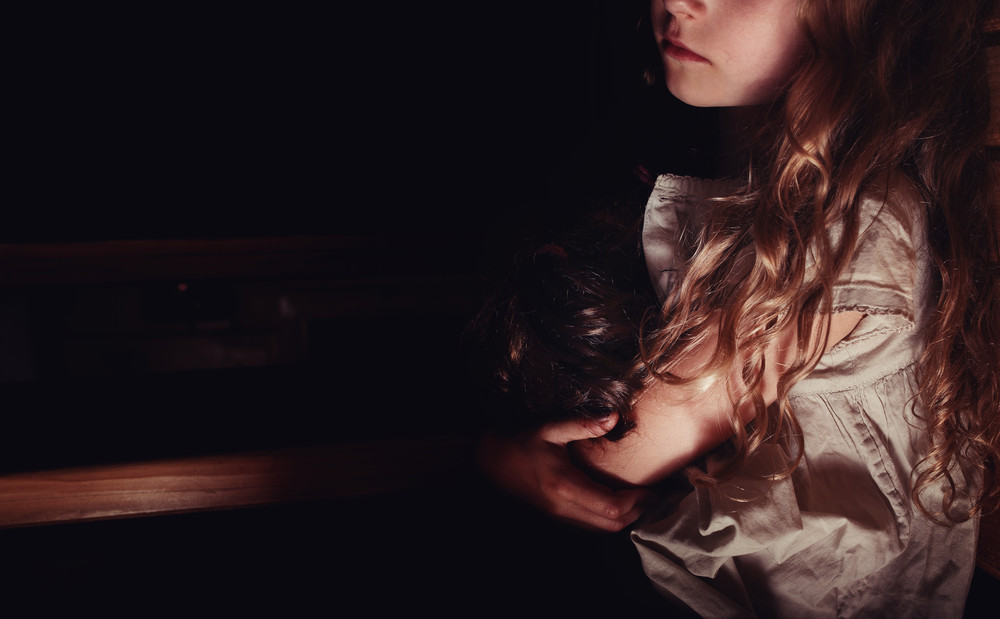 Crima din Galați: Mama care și-a ucis fetița în bătaie își abuza constant cei trei copii. Statul știa că sunt în pericol