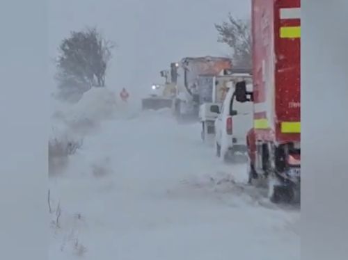 Zeci de drumuri din România au fost închise din cauza ninsorii și viscolului. Lista completă a drumurilor închise