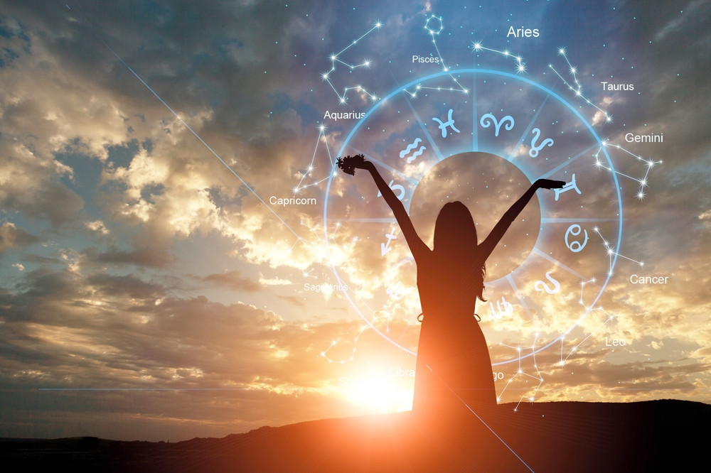 Horoscop august 2023: Provocări mari, dar noroc cu carul