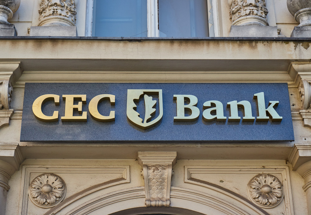 Statul vrea să controleze piața asigurărilor auto. Are în plan să vândă RCA prin CEC Bank