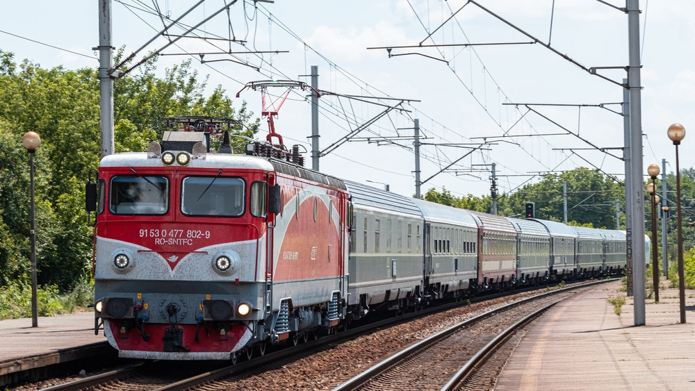 Un tren cu pasageri a luat foc în Gara Ploiești Vest. „Ni se cere să nu avem pretenții”