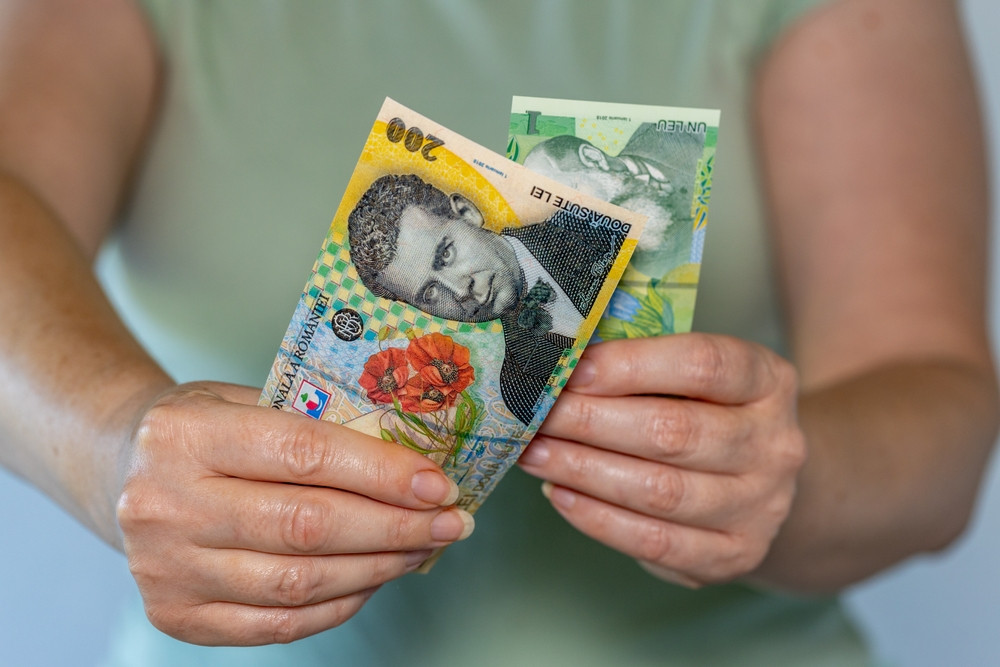 Salarii mai mari pentru bugetari. Decizia ar urma să amâne cu 2 ani majorarea contribuției la Pilonul II de pensii private