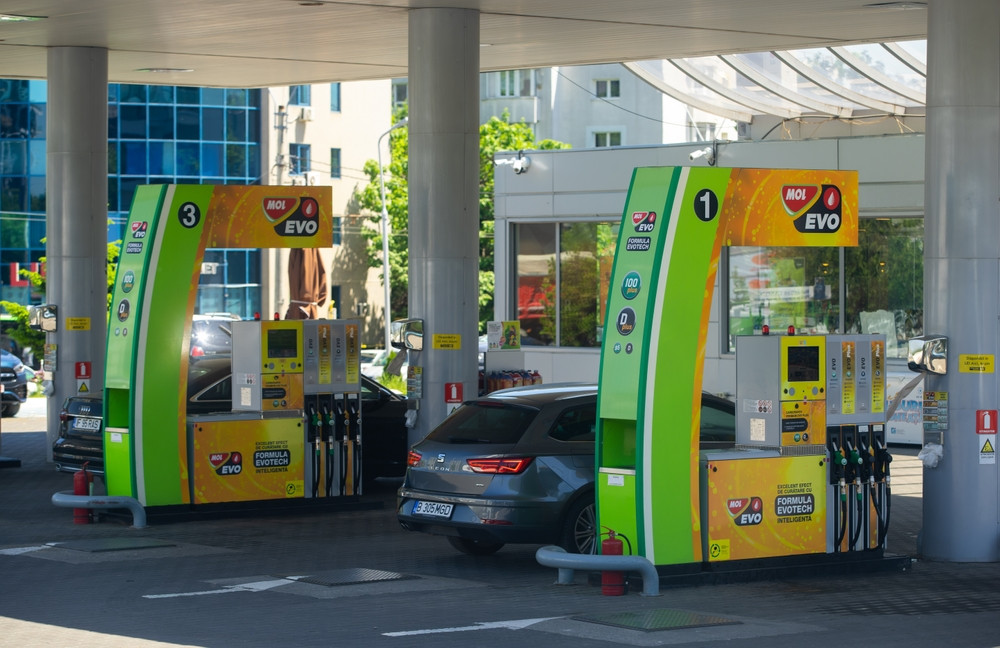 Noi scumpiri la pompă: cât costă un litru de benzină sau de motorină astăzi. Ciolacu promite o analiză