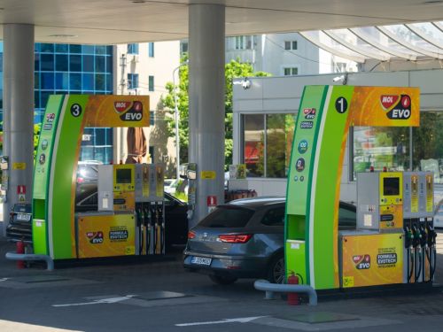 Noi scumpiri la pompă: cât costă un litru de benzină sau de motorină astăzi. Ciolacu promite o analiză