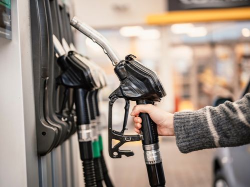Ușoară scădere a carburanților din România la începutul lunii aprilie. Cât costă benzina și motorina
