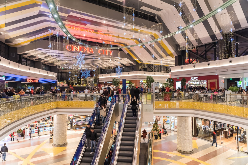 Un mall din România a fost închis temporar din cauza gândacilor. „Mişunau peste tot”