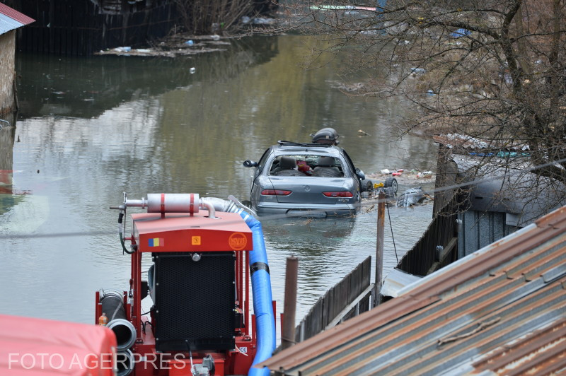 Cod roșu de inundații în Timiș, localități înghițite de ape. „Vai de capul meu! Dezastru!”