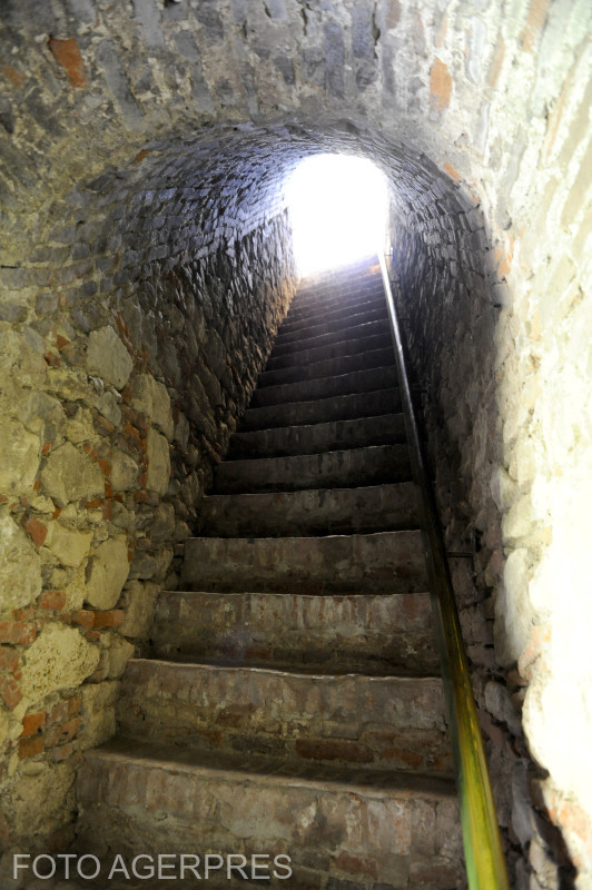 Tunelul secret prin care bogații plecau cu banii de la Casino Sinaia. A fost închis în perioada comunistă