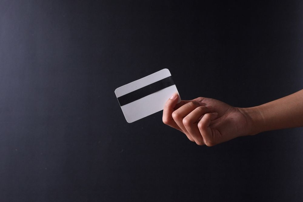 Dezvăluiri surprinzătoare: Cum a apărut primul card bancar în România și ce impact a avut asupra noastră