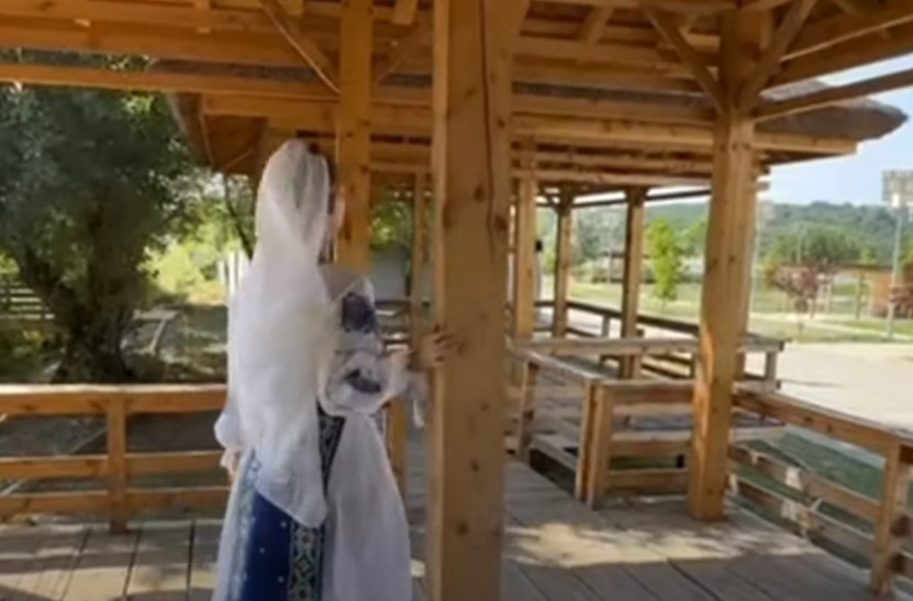 Cântăreață de muzică populară, racolată pe internet pentru o partidă de amor: „Dacă vrei bani mulți, trebuie un pic să asculți”