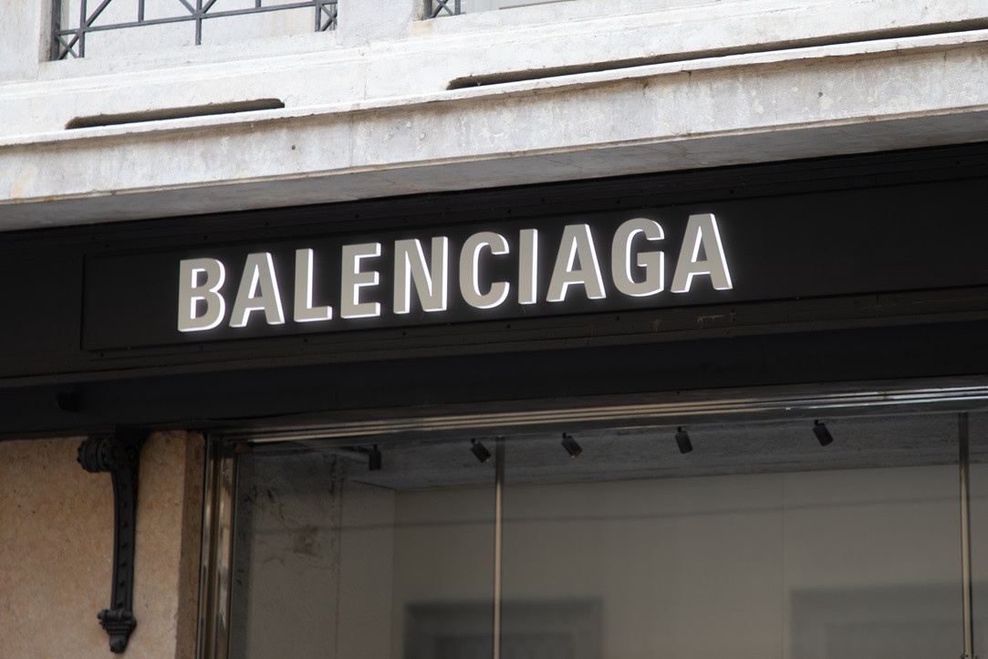 Reduceri șocante la mărcile de lux: Ce se ascunde în spatele scăderilor de preț de până la 50%?