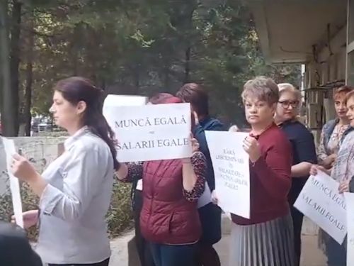 Revoltă în România! Angajații Caselor Județene de Pensii din mai multe orașe au ieșit să protesteze