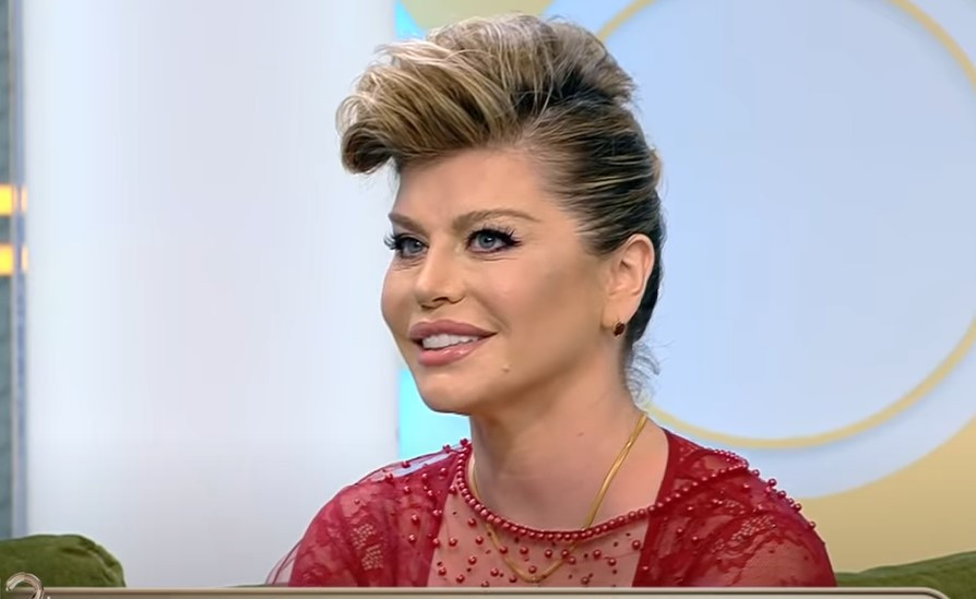 Loredana Groza, ținută de infarct pe litoral. Internauții au criticat-o aspru: „Scârbos!”