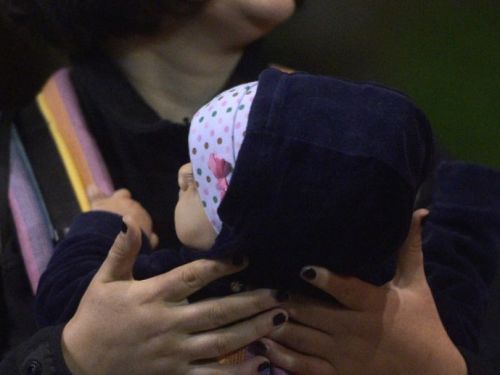 Bebeluș de 7 luni, mort de rujeolă. Părinții refuzaseră să-l vaccineze pe fratele acestuia, de la care a luat virusul
