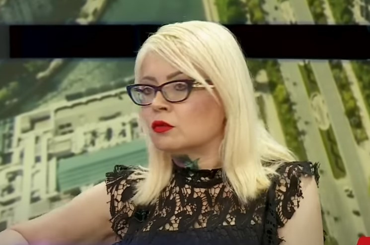 Oana Roman, din nou în scandal cu sora ei, Catinca: „Nu plătește din banii ei azilul, ci din pensia mamei”