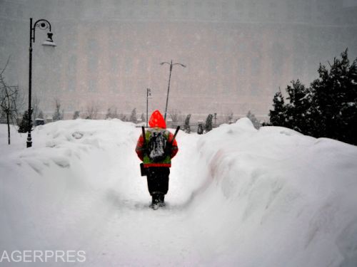 Toate școlile din trei județe din România, închise din cauza codului roșu de viscol. O parte din elevi vor intra la ore online