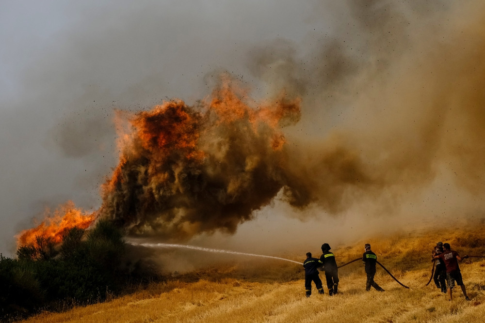 Caniculă fără precedent în Grecia: incendiu scăpat de sub control în Rodos; mii de oameni evacuați