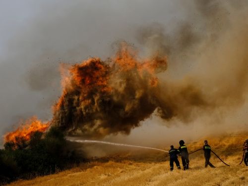 Caniculă fără precedent în Grecia: incendiu scăpat de sub control în Rodos; mii de oameni evacuați